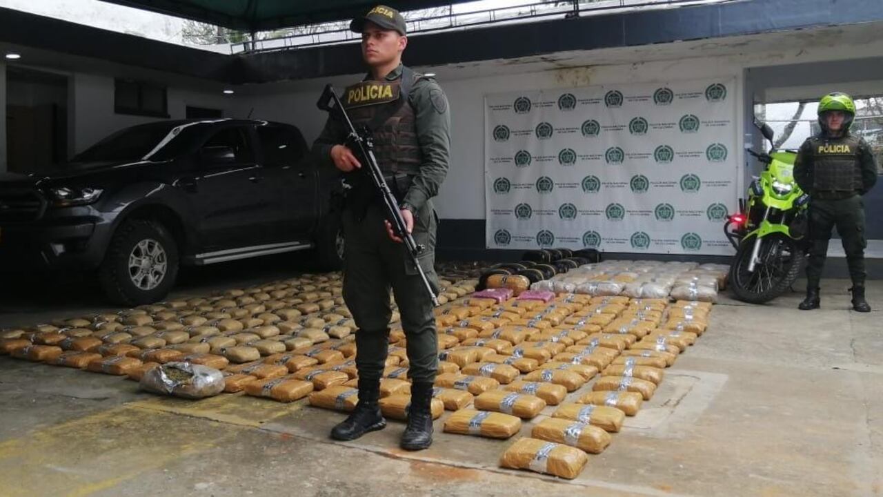 La camioneta y el cargamento fueron incautados por la Policía.