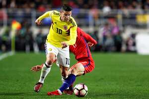 James Rodriguez lucha por el balón ante el surcoreano Lee Jae-sung durante el partido amistoso celebrado entre Corea del Sur y Colombia en el Estadio de la Copa del Mundo de Suwon (Corea del Sur).