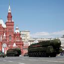 ARCHIVO - Lanzadores de misiles intercontinentales rusos se desplazan durante el desfile militar del Día de la Victoria para conmemorar los 71 años del triunfo en la Segunda Guerra Mundial, el 9 de mayo de 2016, en la Plaza Roja de Moscú, Rusia. (AP Foto/Alexander Zemlianichenko, archivo)