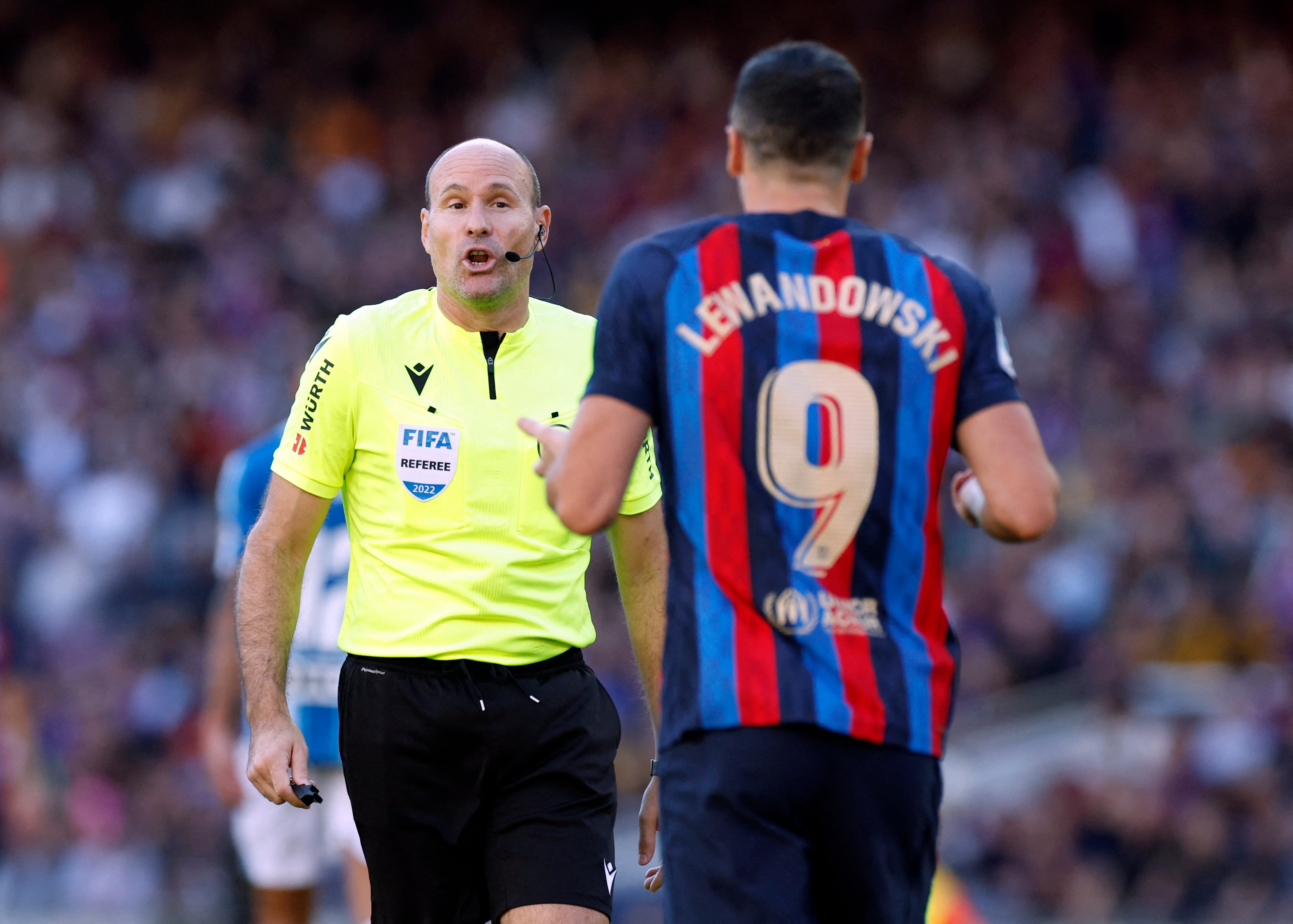 Soccer Football - LaLiga - FC Barcelona v Espanyol - Camp Nou, Barcelona, Spain - December 31, 2022 FC Barcelona's Robert Lewandowski reacts towards referee Antonio Mateu Lahoz REUTERS/Albert Gea