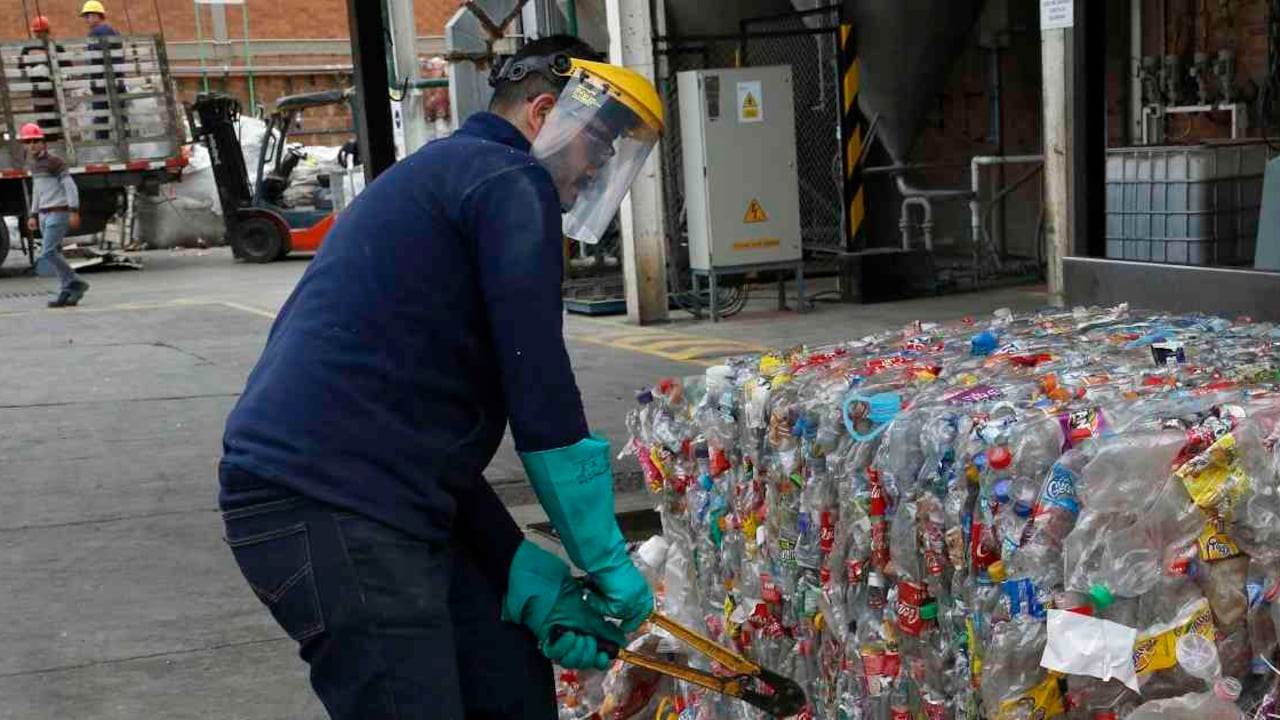 En Apropet transforman alrededor de 7.200 toneladas de botellas al año. Foto: Guillermo Torres