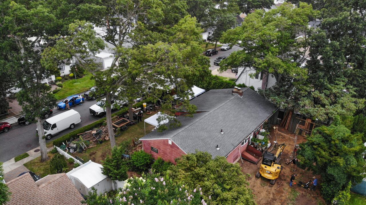 Las tareas investigativas en la casa de Rex Heuermann, en Massapequa Park, Nueva York, el 24 de julio de 2023. Heuermann ha sido acusado de asesinar a por lo menos tres mujeres en la zona de Gilgo Beach. (Foto AP /Seth Wenig)
