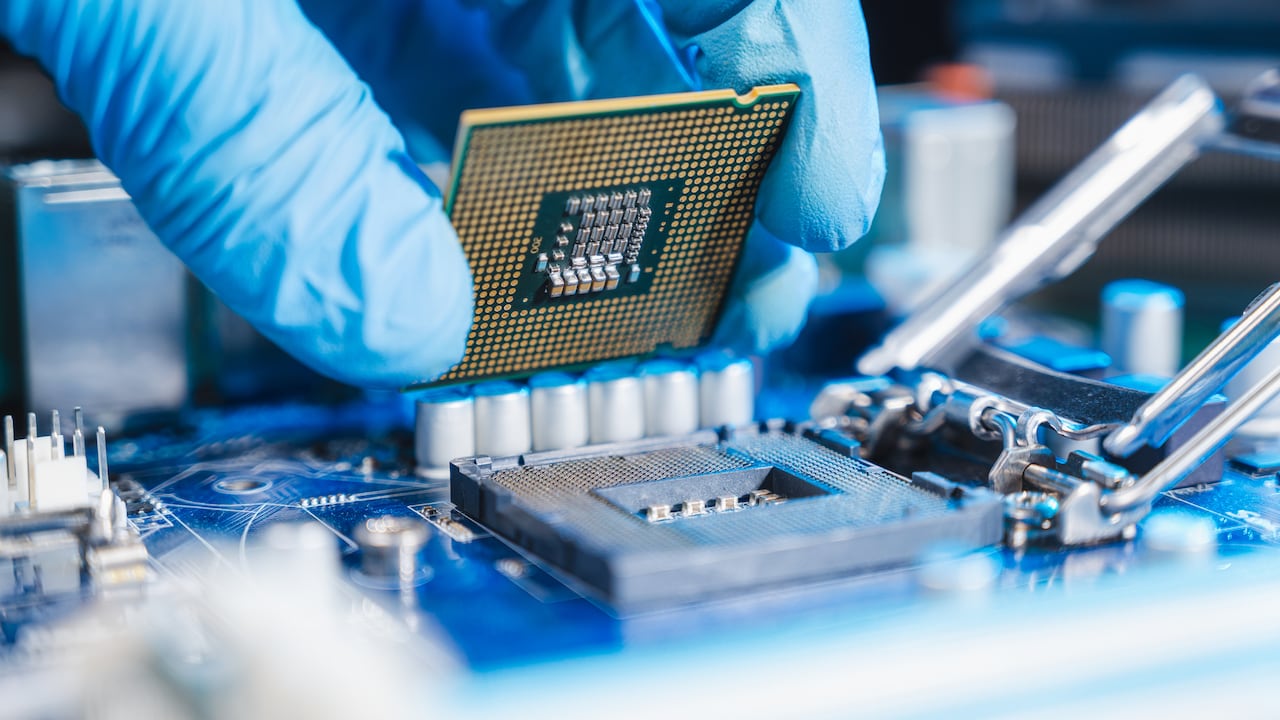 China considera las nuevas restricciones de EE. UU. sobre semiconductores de IA como una violación de las reglas comerciales globales.