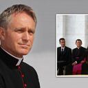 Georg Gänswein no solo decide quién puede tener una audiencia con el papa, sino que también debe estar pendiente de detalles tan simples como que su traje esté impecable cuando aparece públicamente.