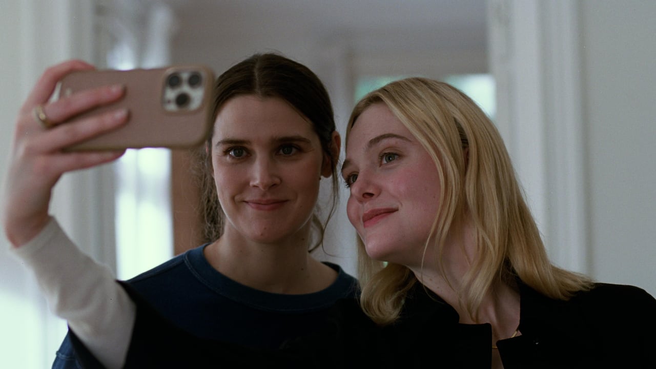 Inga Ibsdotter Lilleaas y Elle Fanning en 'Sentimental Value'.