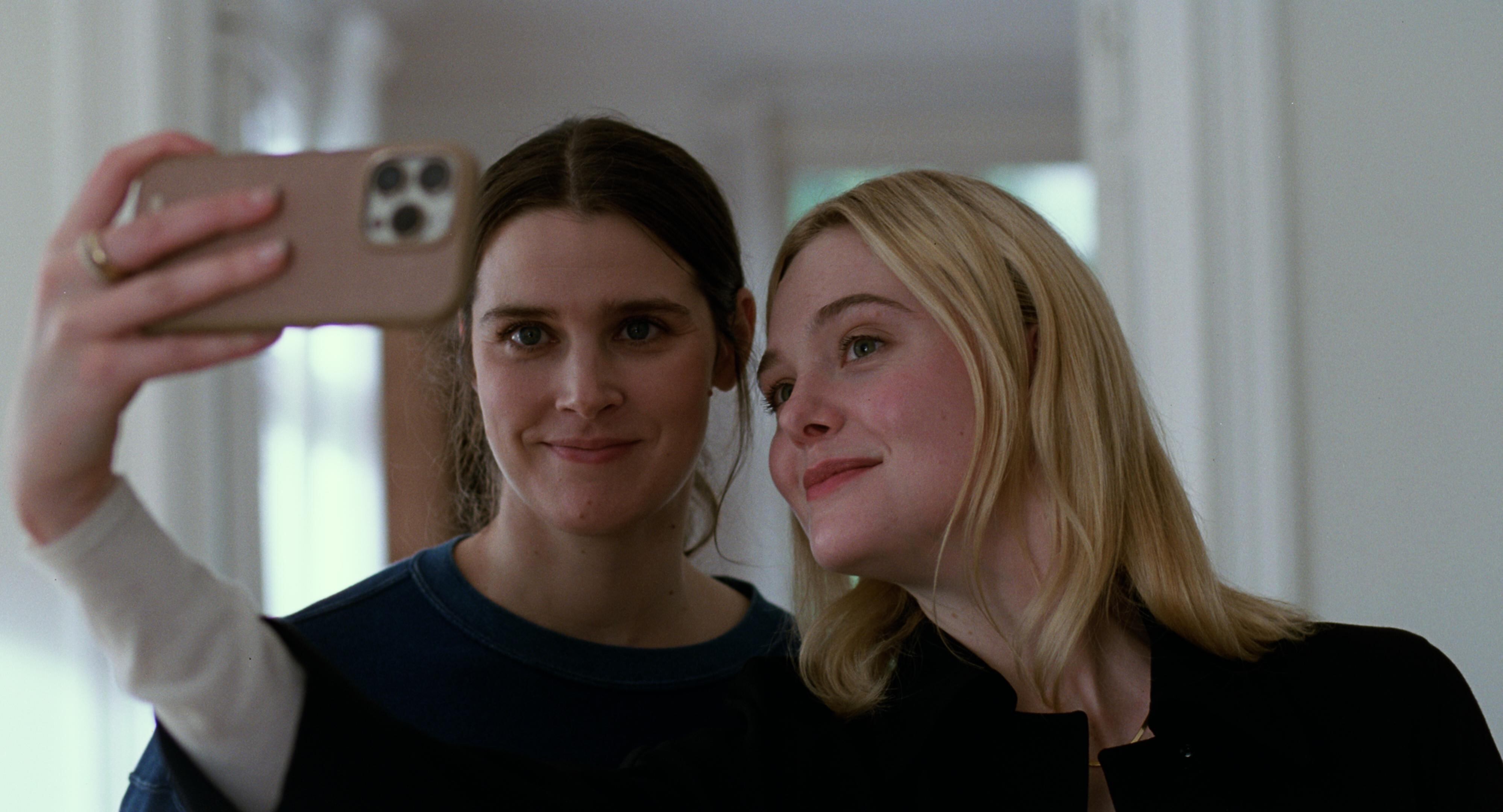 Inga Ibsdotter Lilleaas y Elle Fanning en 'Sentimental Value'.