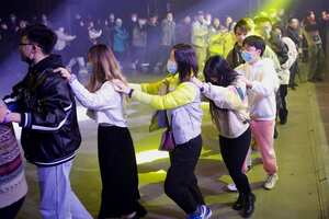 Año Nuevo en Wuhan: aglomeraciones en las calles y discotecas a reventar