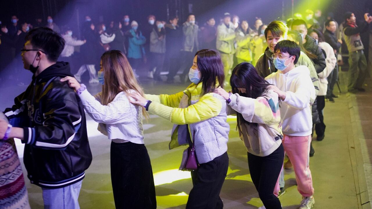Año Nuevo en Wuhan: aglomeraciones en las calles y discotecas a reventar