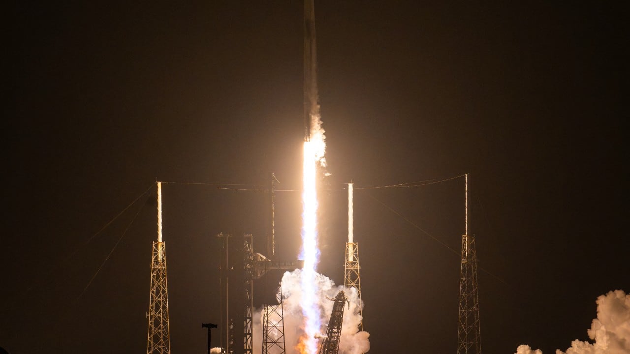 Un cohete SpaceX Falcon 9 con la nave espacial Dragon de la compañía en la parte superior se lanza desde el Complejo de Lanzamiento Espacial 40 para la misión Crew-12 en la Estación de la Fuerza Espacial de Cabo Cañaveral en Florida el 13 de febrero de 2026.