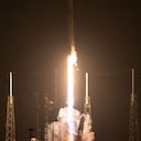 Un cohete SpaceX Falcon 9 con la nave espacial Dragon de la compañía en la parte superior se lanza desde el Complejo de Lanzamiento Espacial 40 para la misión Crew-12 en la Estación de la Fuerza Espacial de Cabo Cañaveral en Florida el 13 de febrero de 2026.