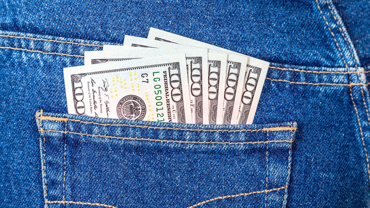 Bolsillo de pantalón de jean con billetes.