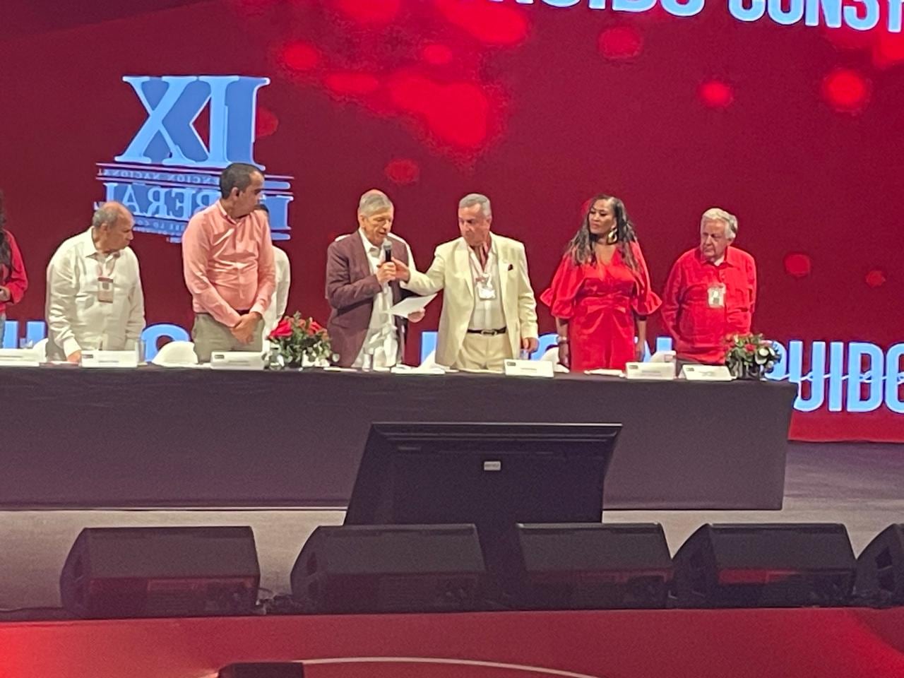 En medio de una gran controversia de sectores que se oponían, el expresidente César Gaviria fue reelegido con 582 votos para un nuevo periodo como director nacional del Partido Liberal.