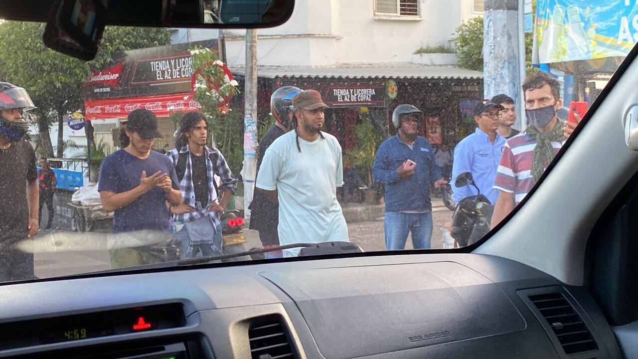 El quipo de comunicaciones se movilizaba en dos camionetas.