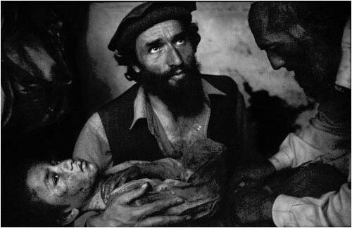 Balazs Gardi, Hungría, VII Network.
Un hombre afgano alza a un niño herido, Korengal Valley, Octubre. Categoría Noticias generales.
