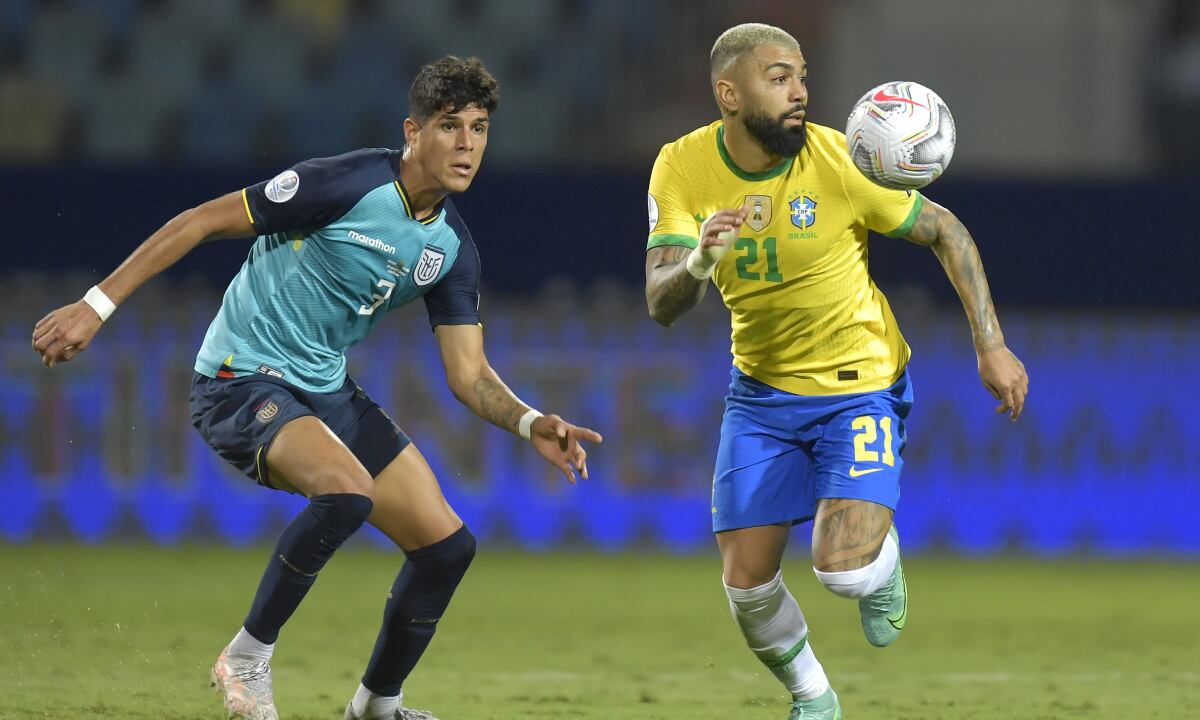 GOIANIA, BRAZIL - JUNE 27: Piero Hincapie of Ecuador competes for the ball with Gabriel Barbosa of Brazil during a group B match between Brazil and Ecuador as part of Copa America Brazil 2021 at Estadio Olimpico on June 27, 2021 in Goiania, Brazil. (Photo by Getty Images/Pedro Vilela)