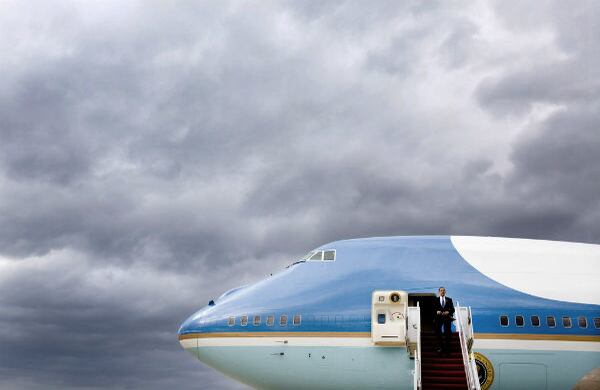 El presidente Obama desembarca en la base de la fuerza aérea de Andrews después de un viaje en Nuevo México.
