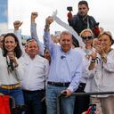 La líder opositora María Corina Machado, a la izquierda, y el candidato opositor Edmundo González sostienen actas de votación desde lo alto de un camión durante una protesta contra los resultados oficiales de las elecciones presidenciales de las que fue declarado ganador el presidente Nicolás Maduro en Caracas, Venezuela, el martes 30 de julio. 2024. (AP Foto/Cristian Hernández)