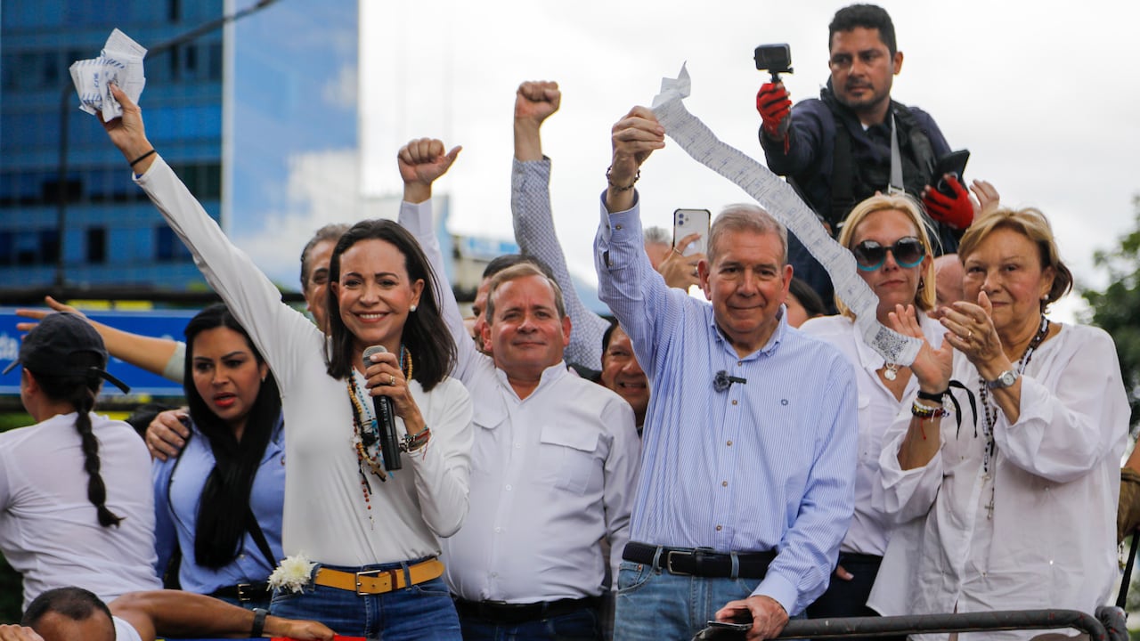 La líder opositora María Corina Machado, a la izquierda, y el candidato opositor Edmundo González sostienen actas de votación desde lo alto de un camión durante una protesta contra los resultados oficiales de las elecciones presidenciales de las que fue declarado ganador el presidente Nicolás Maduro en Caracas, Venezuela, el martes 30 de julio. 2024. (AP Foto/Cristian Hernández)