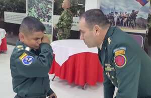 Así fue la emotiva despedida del mayor general Juvenal Díaz con el soldado más pequeño del país