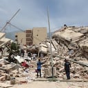 Residentes buscan entre los escombros de las casas dañadas durante un terremoto y varias réplicas que azotaron La Guaira, Venezuela, el jueves 25 de junio de 2026. (AP Foto/Pedro Mattey)