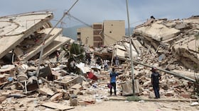 Residentes buscan entre los escombros de las casas dañadas durante un terremoto y varias réplicas que azotaron La Guaira, Venezuela, el jueves 25 de junio de 2026. (AP Foto/Pedro Mattey)
