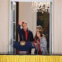 Gustavo Petro se dirigió a sus seguidores desde un balcón de la Casa de Nariño, rodeado de la bandera de Colombia y acompañado de su esposa, Verónica Alcocer, y Antonella, su hija menor. Pero apenas 24 horas después, la oposición respondió con multitudinarias manifestaciones, en diferentes ciudades del país, en rechazo a las reformas.