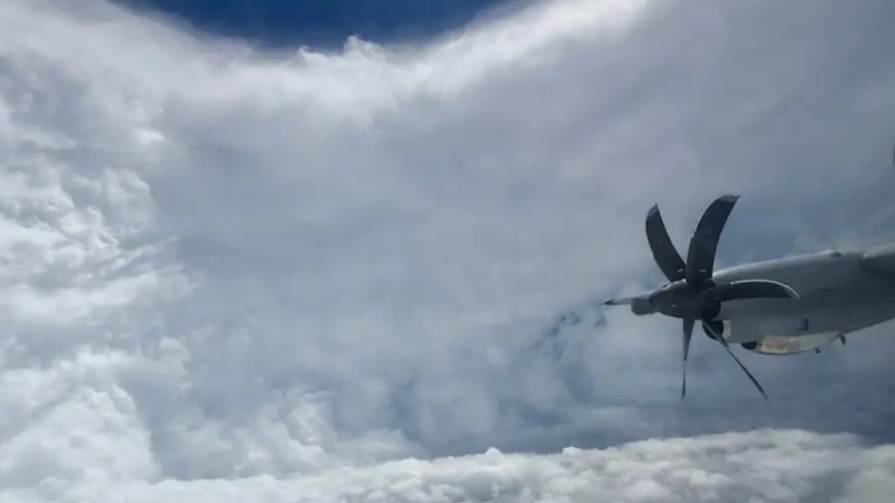 Los "Cazadores de Huracanes" del 53° Escuadrón de Reconocimiento atravesaron el ojo de Melissa, capturando datos vitales para el Centro Nacional de Huracanes mientras el fenómeno se dirigía hacia Jamaica.