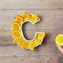 La vitamina C es un antioxidante que protege las células contra los efectos de los radicales libres. Foto: Getty images.