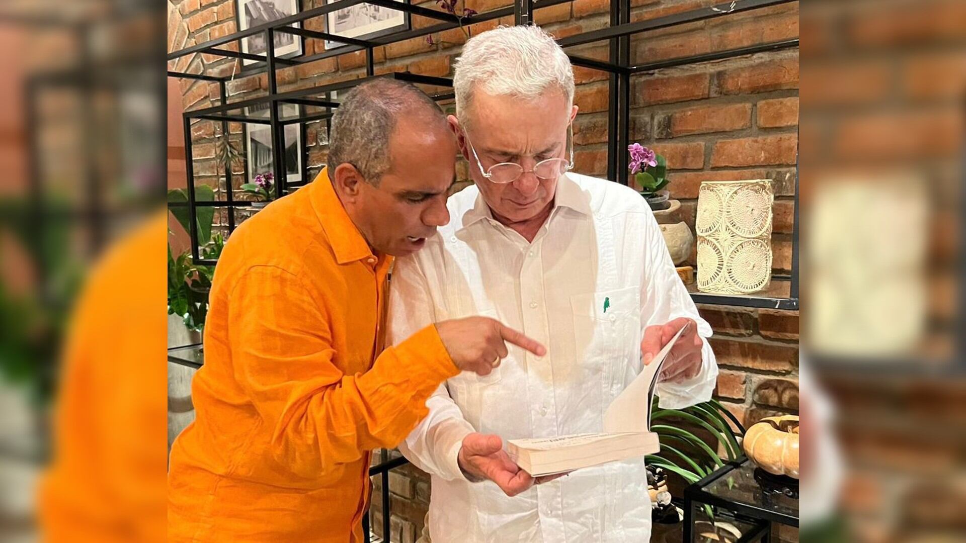 El general (r) Eduardo Zapateiro le entregó una copia de su libro, publicado recientemente.