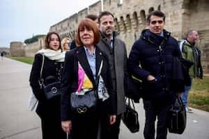 Gisele Pelicot llega con sus abogados Antoine Camus (tercera derecha) y Stéphane Babonneau (segunda derecha) al juzgado de Aviñón el 19 de diciembre de 2024, mientras se espera el veredicto en el juicio de su exmarido.