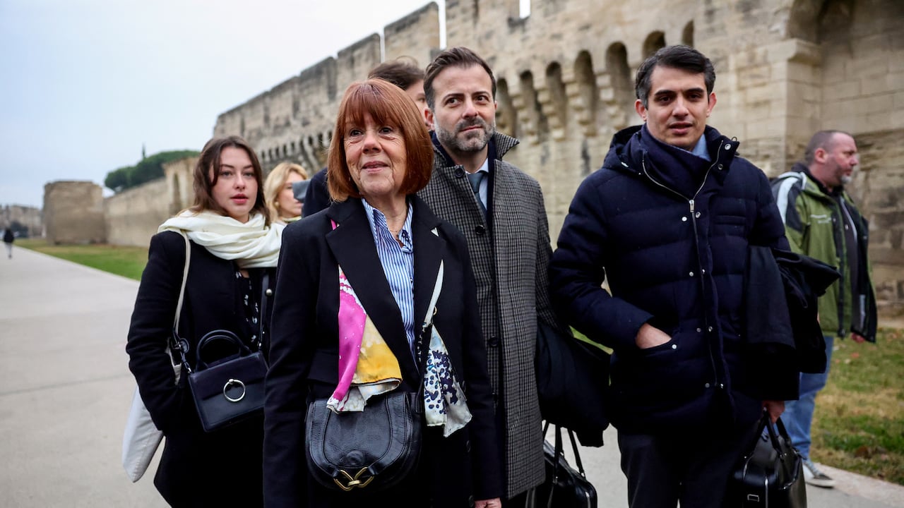 Gisele Pelicot llega con sus abogados Antoine Camus (tercera derecha) y Stéphane Babonneau (segunda derecha) al juzgado de Aviñón el 19 de diciembre de 2024, mientras se espera el veredicto en el juicio de su exmarido.