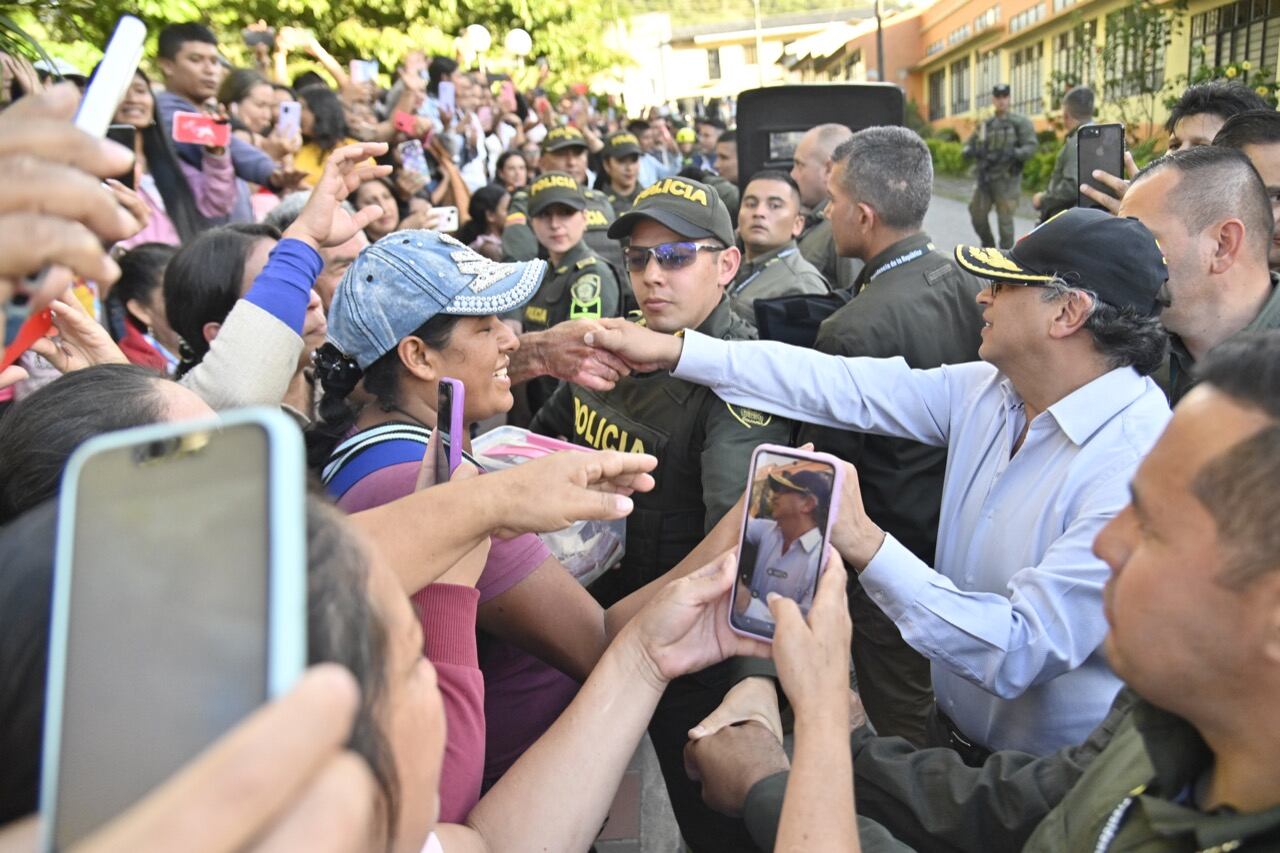En su visita a Rosas, Cauca, presidente Petro anunció reconstrucción de la vía con doble calzada.
