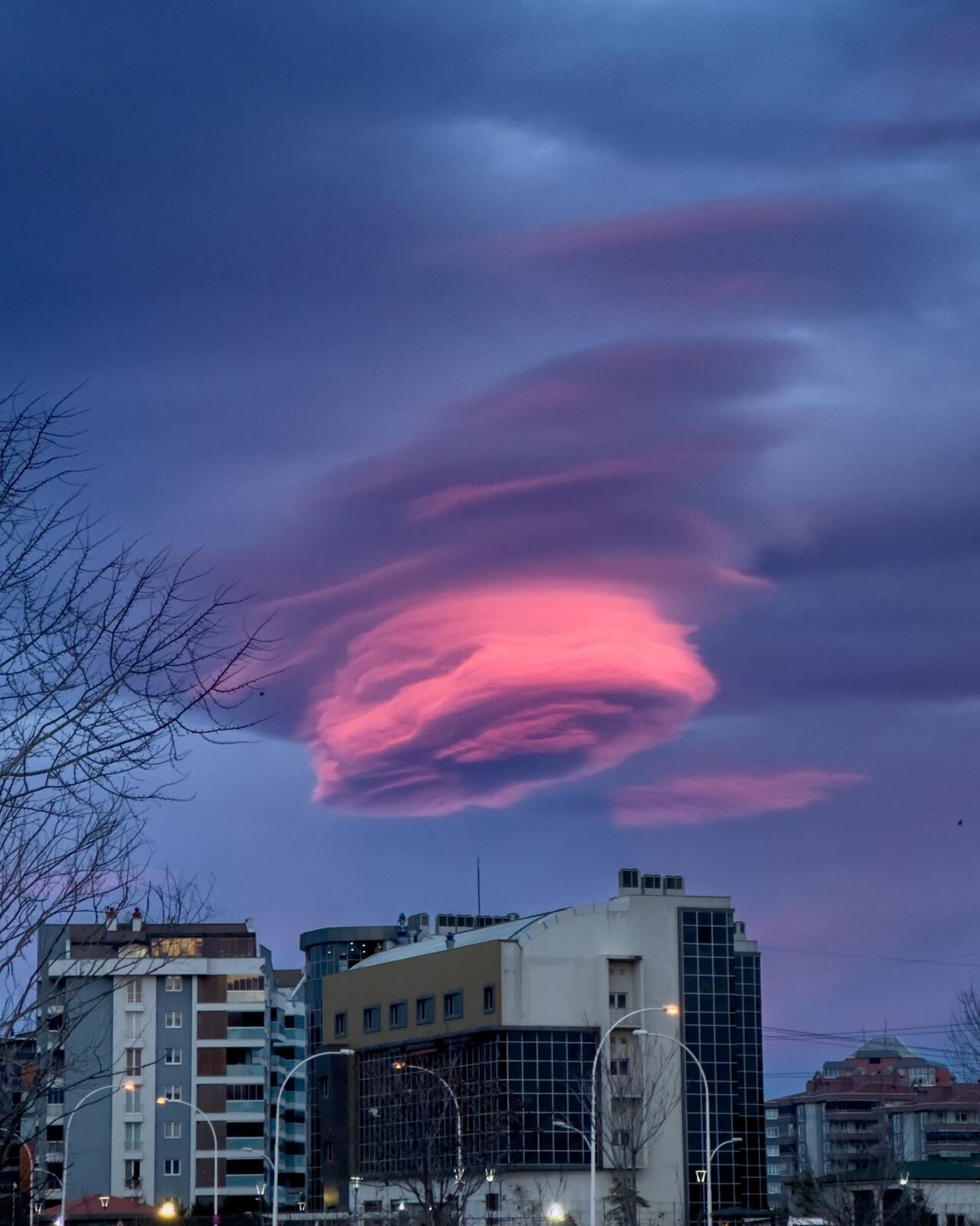 Nube en forma de ojo.
