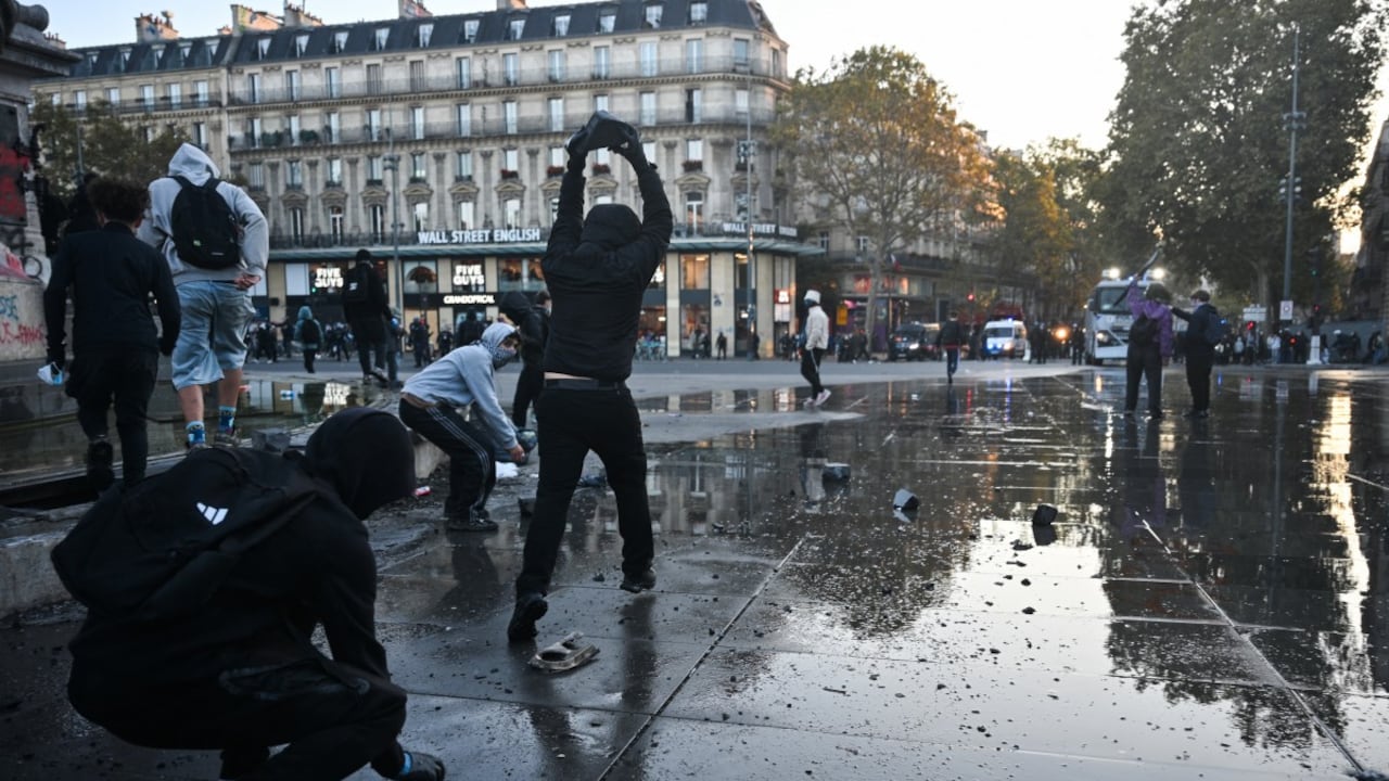 La Prefectura de Policía de París desplegó una unidad especializada en contener la violencia este domingo.