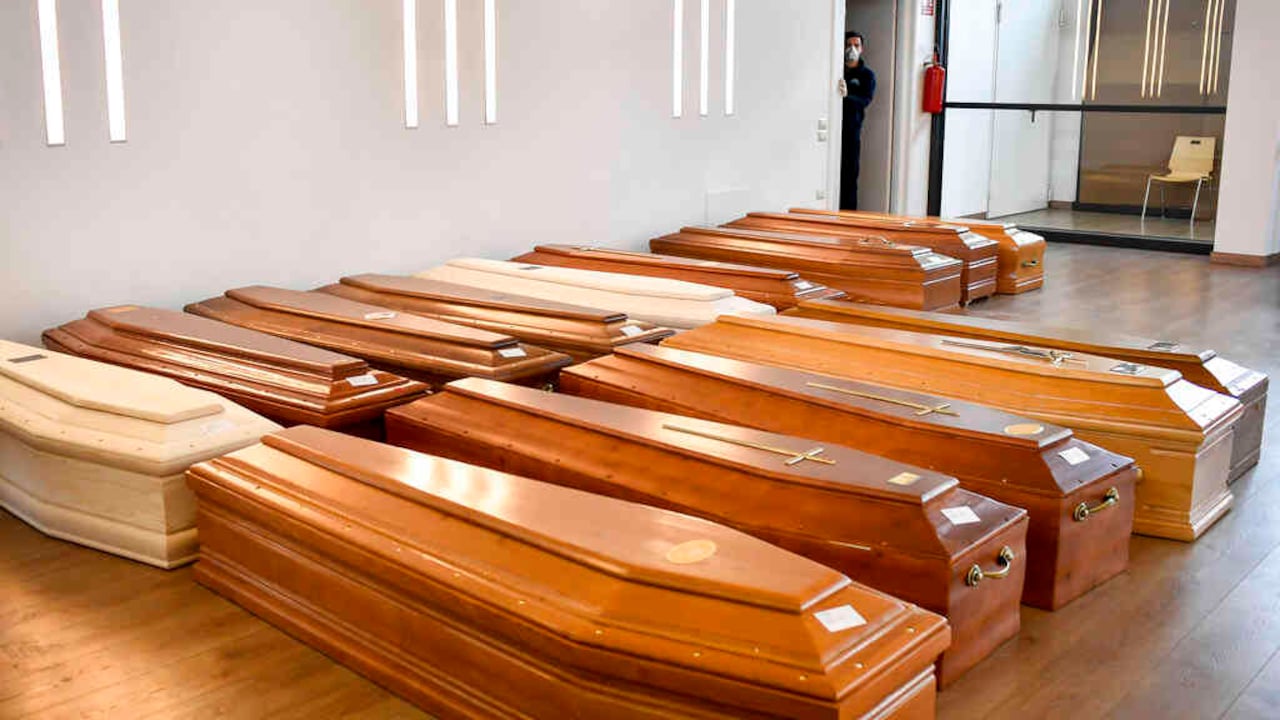 El negocio de los ataúdes que creció en un pueblo de España