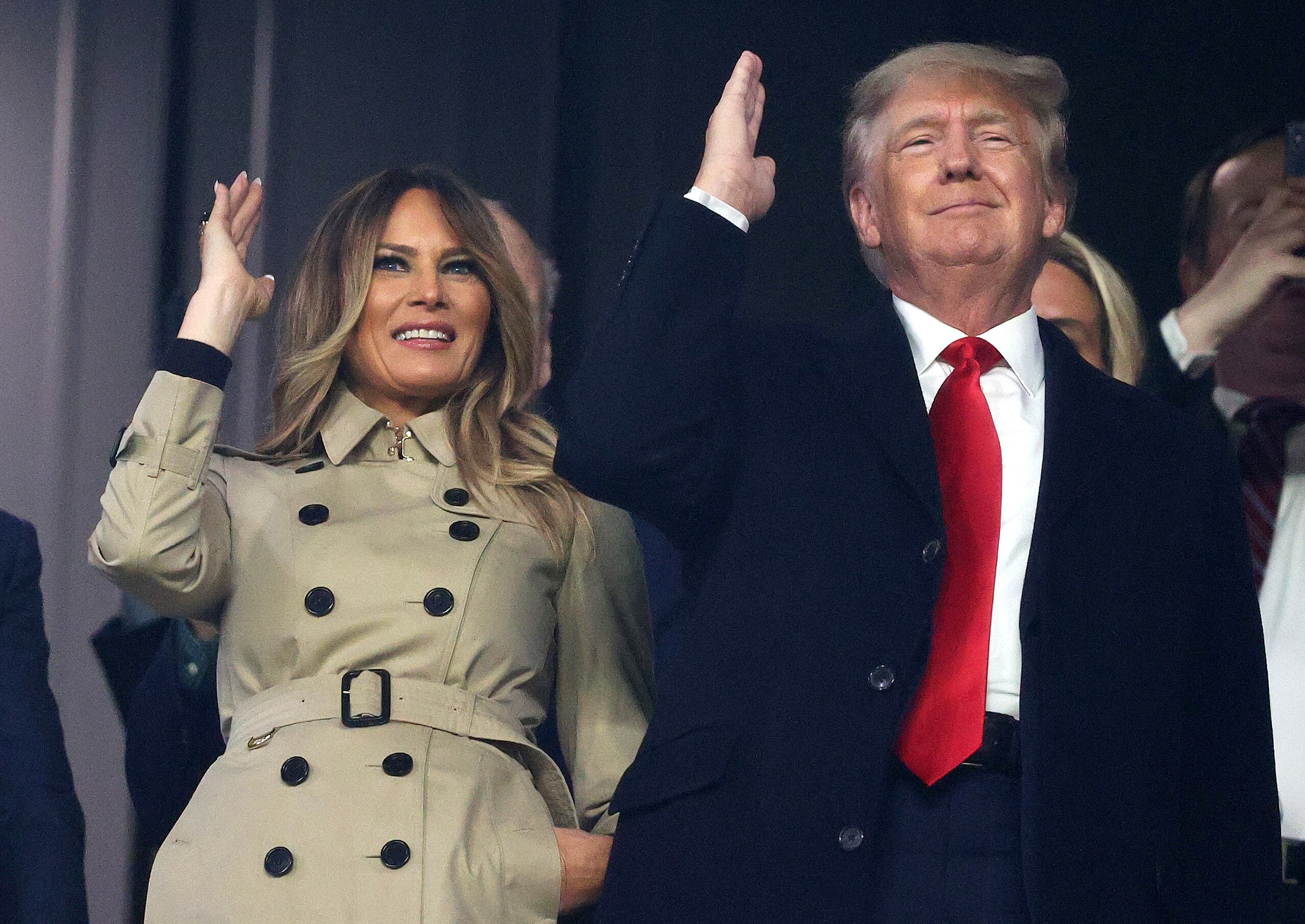 La ex primera dama y presidente de los Estados Unidos Melania y Donald Trump hacen “el corte” antes del cuarto juego de la Serie Mundial entre los Astros de Houston y los Bravos de Atlanta Truist Park el 30 de octubre de 2021 en Atlanta , Georgia.