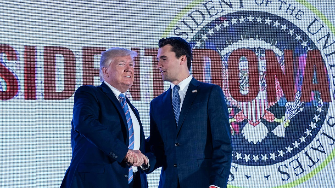 El activista juvenil de derecha e influencer Charlie Kirk, un importante aliado del presidente Donald Trump, fue herido este 10 de septiembre de 2025 en una universidad estadounidense.