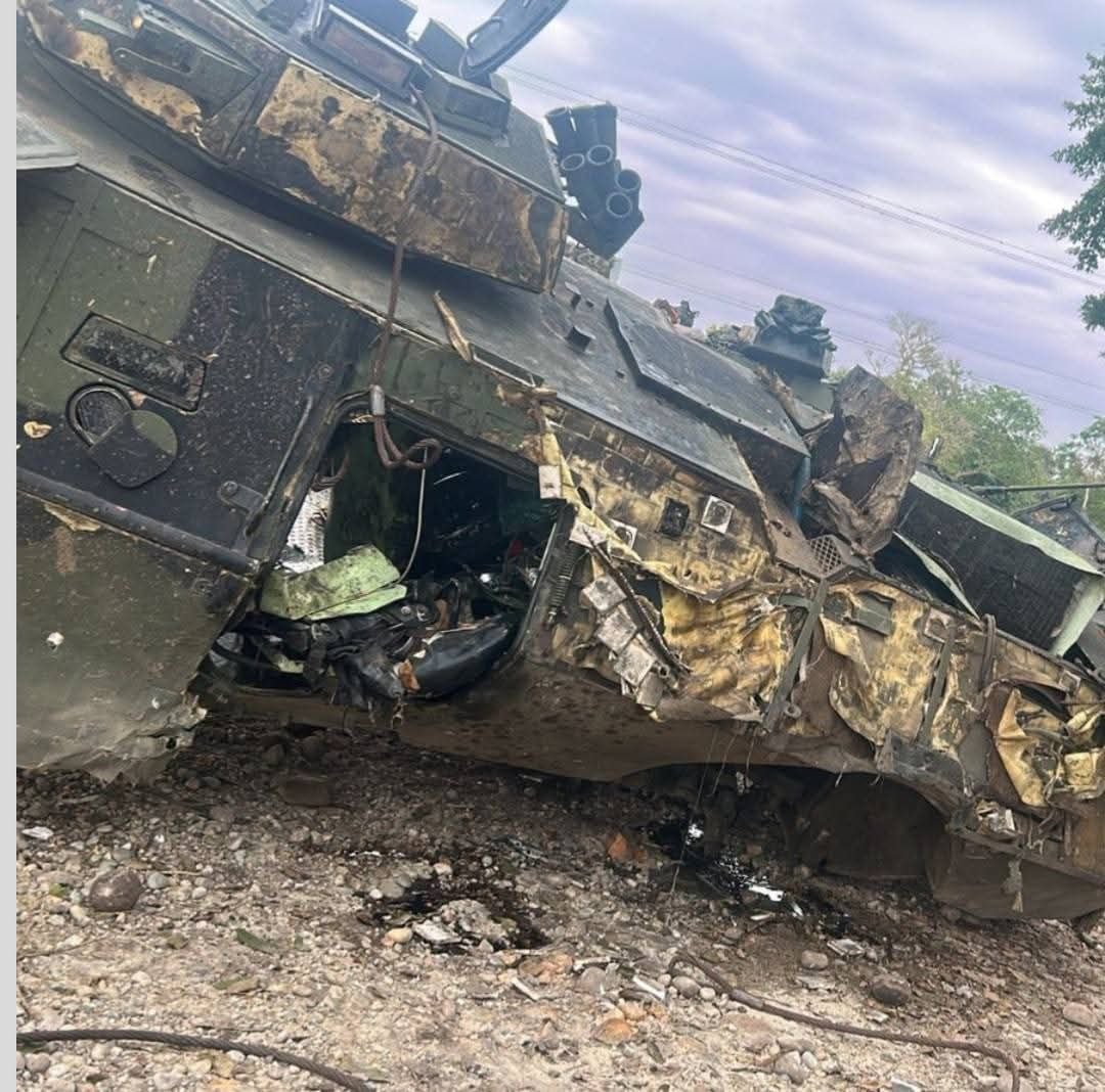 Completamente destruido quedó el vehículo en el que se trasportaban los militaras.