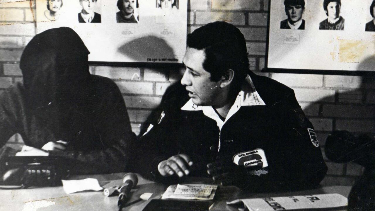 Palabra Libre publica "Un París de cabaret", de Héctor Mora, un ejercicio literario del periodista alrededor de sus visitas a la Ciudad luz. En la foto, sin embargo, entrevistaba a un integrante de ETA como parte de su infatigable ejercicio de reportería.