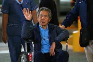 El expresidente de Perú, Alberto Fujimori, saluda a sus seguidores mientras lo sacan de la Clínica Centenario en Lima el 4 de enero de 2018, donde estuvo hospitalizado durante los últimos doce días y donde recibió el perdón del presidente Kuczynski en Nochebuena.