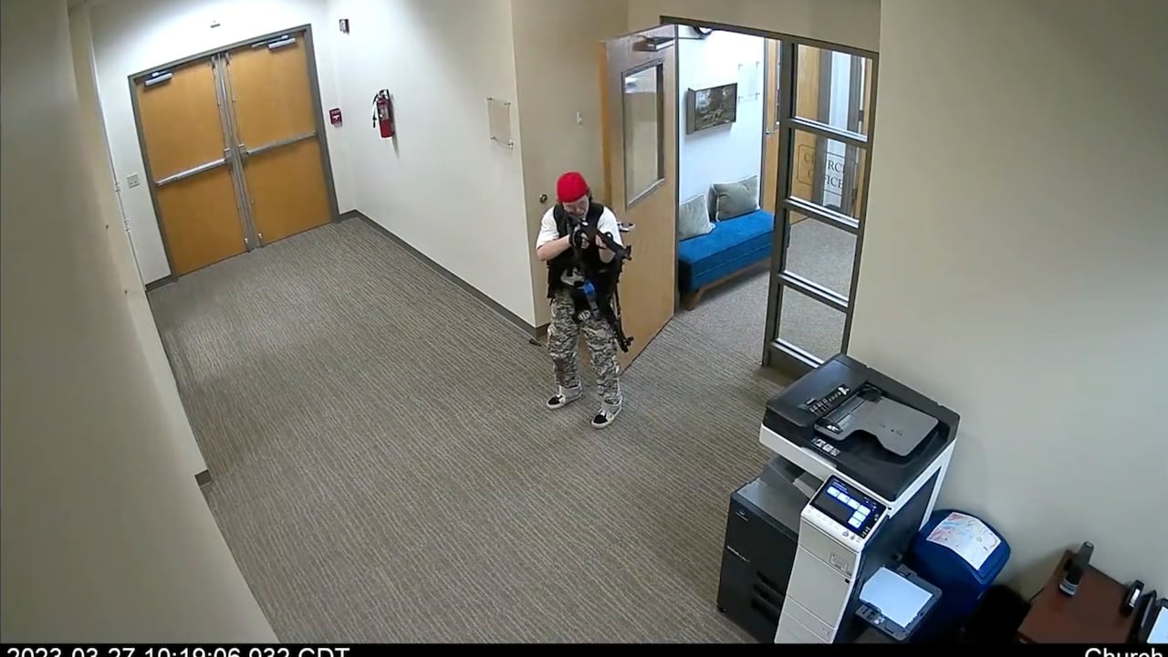 En esta captura de pantalla de un video de vigilancia tuiteado por el Departamento de Policía Metropolitano de Nashville, Audrey Elizabeth Hale apunta con un arma estilo asalto dentro de The Covenant School en Nashville, Tennessee, el lunes 27 de marzo de 2023. La exalumna disparó a través de las puertas de la escuela primaria cristiana y mató a varios niños y adultos antes de ser asesinado por la policía. (Courtesy of Metropolitan Nashville Police Department via AP)