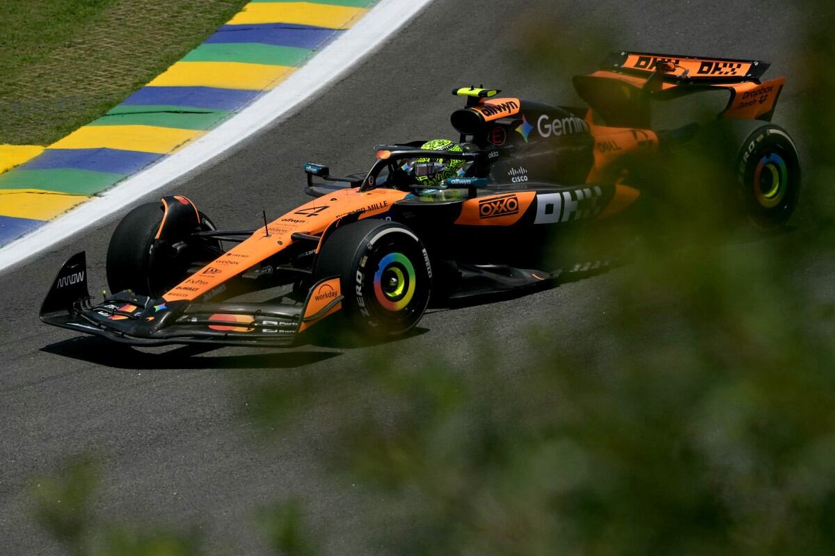 El piloto británico de McLaren, Lando Norris, conduce durante la sesión de entrenamientos del Gran Premio de Fórmula Uno de Sao Paulo.