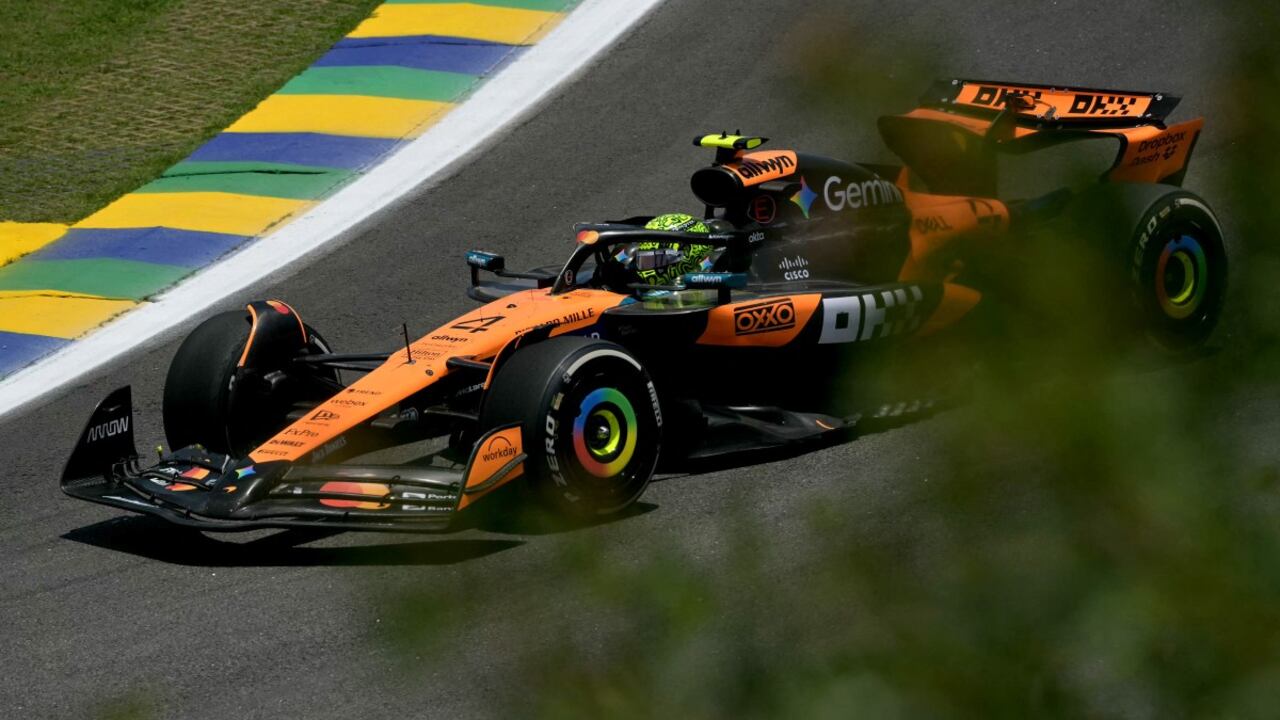 El piloto británico de McLaren, Lando Norris, conduce durante la sesión de entrenamientos del Gran Premio de Fórmula Uno de Sao Paulo.