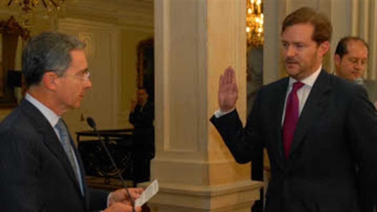 Durante la ceremonia, que se realizó en el Salón Gobelinos de la Casa de Nariño, el Presidente Álvaro Uribe Vélez tomó el juramento del nuevo funcionario.