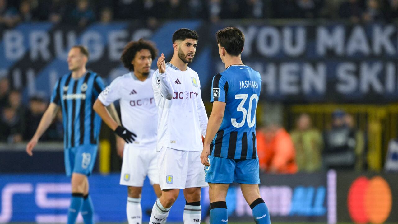 El delantero español del Aston Villa #21 Marco Asensio (L) le da la mano al centrocampista suizo del Club Brugge #30 Ardon Jashari después de ganar el partido de ida de octavos de final de la Liga de Campeones de la UEFA entre el Club Brugge KV y el Aston Villa FC en el estadio Jan Breydel de Brujas, el 4 de marzo de 2025.