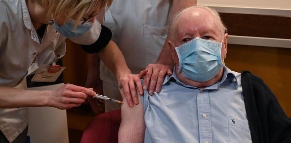 Un hombre vacunándose contra la covid en Francia. AFP