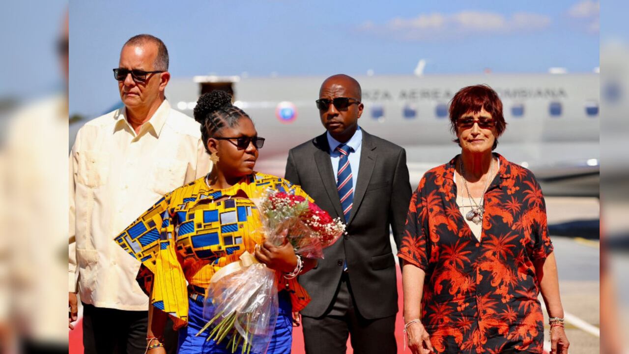 La vicepresidenta colombiana Francia Márquez (de amarillo y gafas de sol) llegando a La Habana (Cuba)