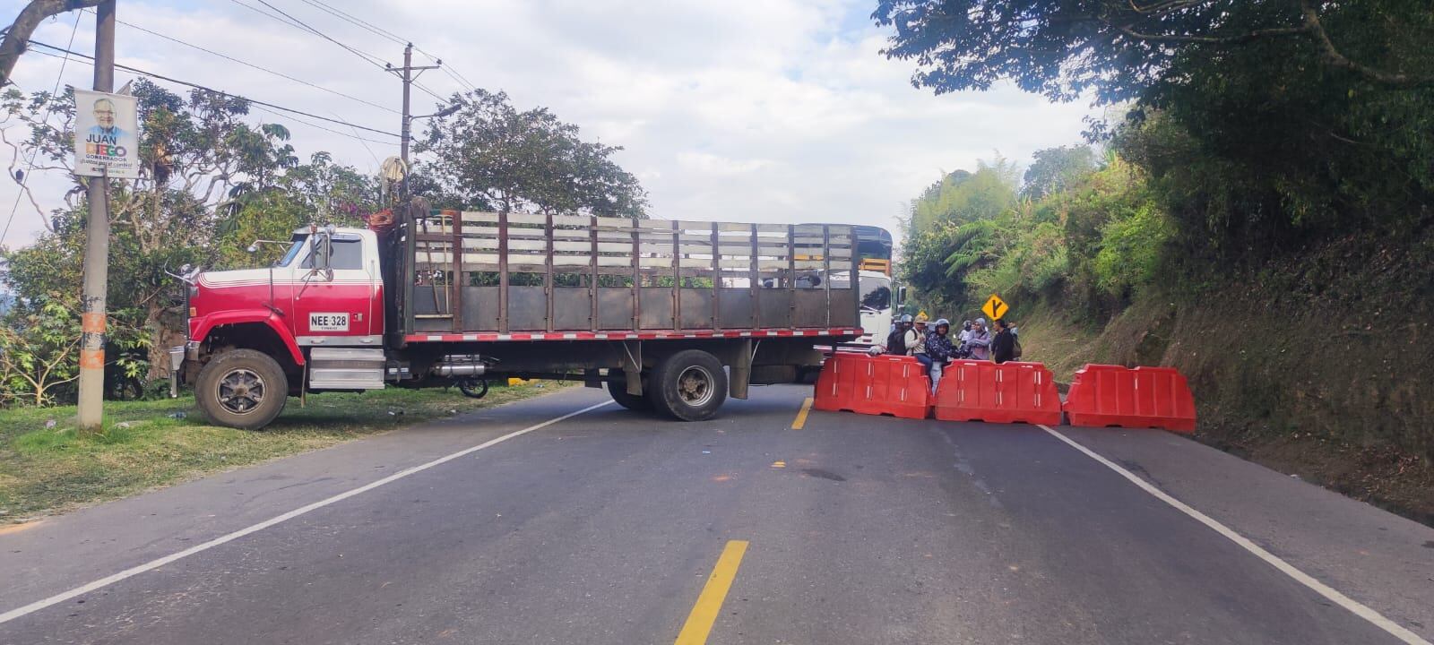En la capital del Cauca, uno de los bloqueos se registra en el sector conocido como Las Garzas, al occidente de la ciudad. Foto suministrada por DJ Danny.