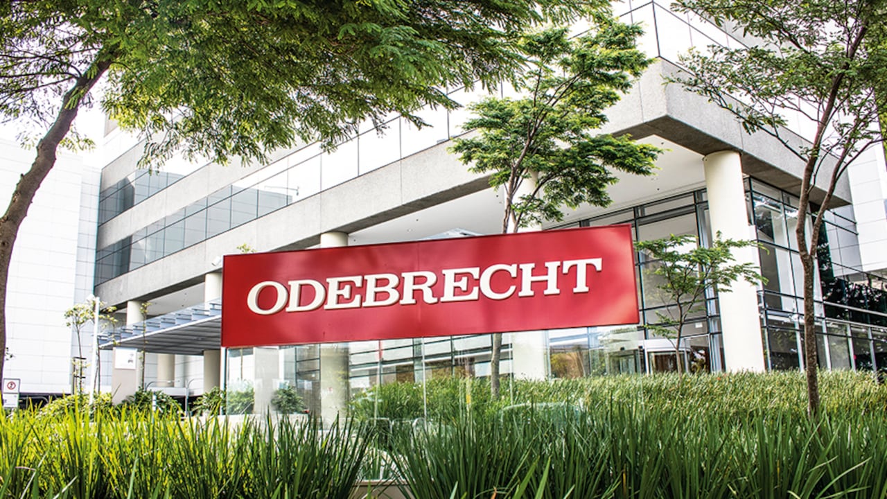 En el escándalo de Odebrecht, el procurador Carrillo tomó decisiones, pero sus críticos afirman que hubo lentitud y eso impidió avanzar en varias investigaciones disciplinarias.