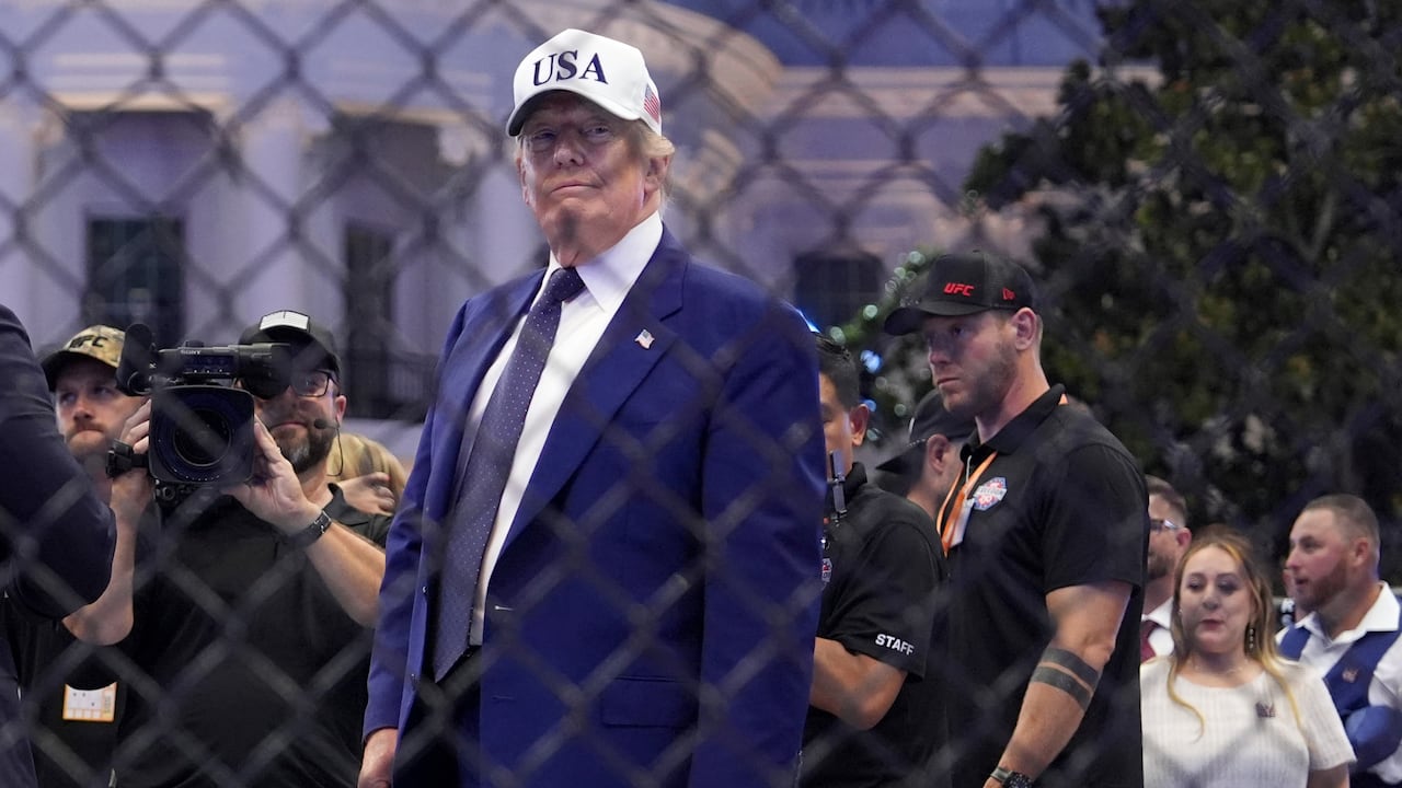 El presidente Donald Trump permanece en el ring después de que Justin Gaethje derrotara a Ilia Topuria en una pelea por el título de peso ligero durante el evento UFC Freedom 250 en el jardín sur de la Casa Blanca.